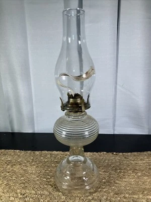 ANTIGUA LÁMPARA DE MESA DE QUEROSENO CON BASE DE VIDRIO PRENSADO Y FUENTE DE VIDRIO ACANALADO 17" DE ALTO Foto 1 de 4