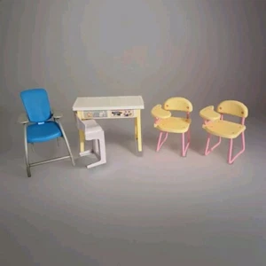 Barbie Puppenzubehör Schule Schreibtisch und Stühle Gruppe - Bild 1 von 10