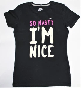 Camiseta gráfica Nike Slim Fit So Nasty I'm Nice para mujer (talla mediana) - Imagen 1 de 3