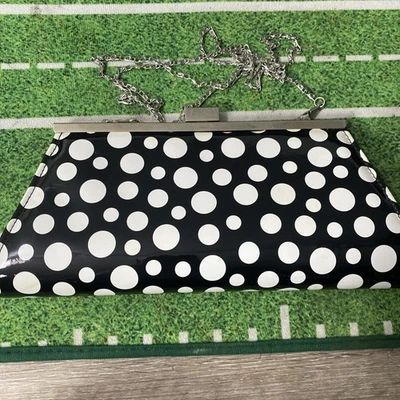 Corrente prata embreagem couro envernizado falso bolinhas preto e branco Neiman Marcus - Imagem 1 de 4