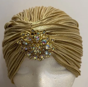 Sehen Sie glamourös aus in diesem schönen goldenen Turban mit Schmucksteinen und Strass Pin - Bild 1 von 5