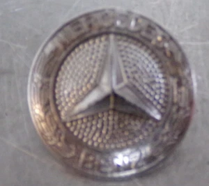Logo emblema original Mercedes-Benz doblado en la rejilla del radiador - Imagen 1 de 4