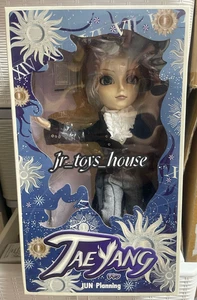 Taeyang Butler F-923 Junplanning Groove Fashion Doll nuova mai indossata rara - Foto 1 di 6