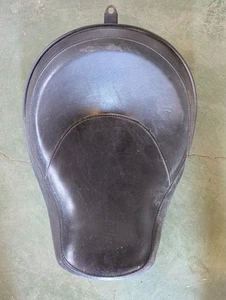 Harley-Davidson RDW-92/61-0067 Solo Seat cuero negro - Imagen 1 de 8