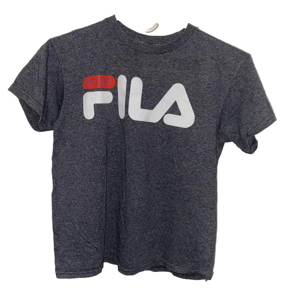 Camiseta gris de colección M Fila Spell Out para niños  Foto 1 de 4