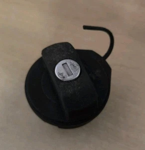 Tankdeckel Tankverschluss ohne Schlüssel 1J0201553P VW Polo 9N1 - Bild 1 von 3