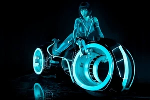 Affiche murale art intérieur chambre extérieur Tron Legacy moto fille - AFFICHE 20x30 - Photo 1 sur 4