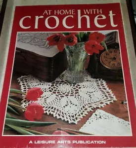 AN3 LEISURE ARTS 1995, AT HOME WITH CROCHET - OVER 50 DESIGNS - Picture 1 of 12