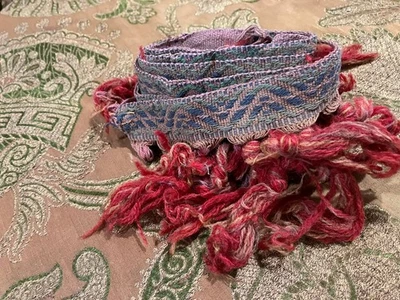 Vintage 19º Guarnição Chevron Franja Vermelha com Borlas – 54"" Comprimento - 4"" Largura - Imagem 1 de 4