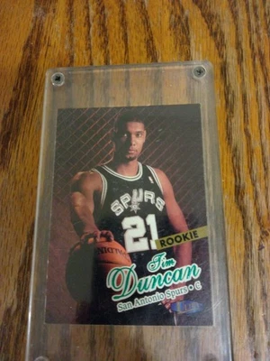 1997 Fleet Ultra Tim Duncan Green Rookie 131 controle remoto - Imagem 1 de 2