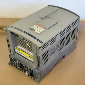 TELEMECANIQUE DRIVE ALTIVAR 58 TRX ATV58HU72M2Z 208/230V QUADRATO D, PER PARTI - Foto 1 di 10