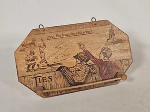 Antiker Krawattenhalter aus Holz • Baseball • Über dem Zaun für eine Krawattenwertung! - Bild 1 von 6