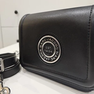 NEW MARC JACOBS SMALL BLACK MESSENGER CROSSBODY HANDBAG INSIGNIA LOGO ‘D - Picture 1 of 8