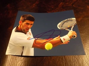 NOVAK DJOKOVIC HANDSIGNIERTES TENNIS 8X10 FOTO MIT COA - Bild 1 von 2