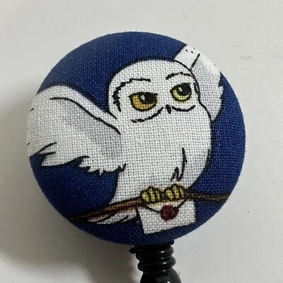 Porta Insignia Retráctil Hogwarts Hedwig FlyingOwl Carta Harry Potter Hecho a Mano Foto 1 de 4