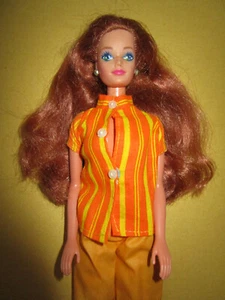 B-485)ANTIGUO VINTAGE BARBIE MIDGE MATTEL "BRILLI" PENDIENTES + BLUSA ANTIGUA + PANTALÓN + BOTAS - Imagen 1 de 12