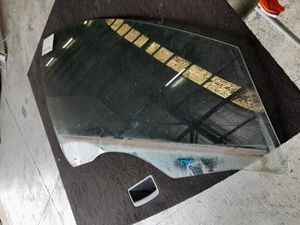 HOLDEN COMMODORE RIGHT FRONT DOOR WINDOW VE, SEDAN/WAGON/UTE, 07/06-05/13 06 07 - Picture 1 of 3
