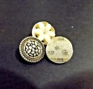 2 antike, 1 moderne cremefarbene Glasknöpfe - sortiert Designs (4808) - Bild 1 von 4