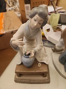 Retired Lladro Figurine Japanese Geisha Flower - Picture 1 of 4