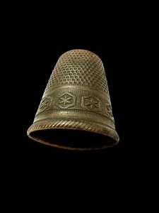 Antique Thimble Marked Austria 12 Brass Or Copper With Floral Star Pattern J2 - Picture 1 of 8
