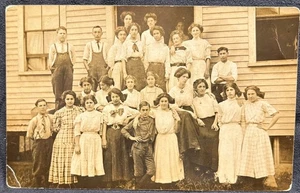 RPPC REAL PHOTO POSTCARD LARGE GROUP OF HIGH SCHOOL STUDENTS IN FRONT OF SCHOOL - Picture 1 of 2