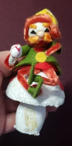 Papel Elfo de Navidad Papel Maché Chenilla Seta Sentada en Mano Adorno Difícil de Encontrar - Imagen 1 de 8