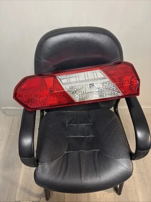 Luz trasera derecha Ford Transit-150 2015-2023 OEM CK4113B504AH Foto 1 de 4