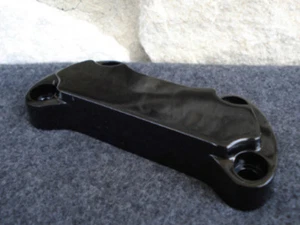 BLACK SCALLOPED HANDLEBAR TOP CLAMP FOR HARLEY 1" HANDLEBAR - Picture 1 of 1
