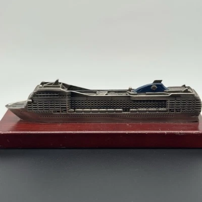 MSC Poesia Kreuzfahrtschiff Modell – Metall auf Holzsockel – Sammlerstück - Bild 1 von 4