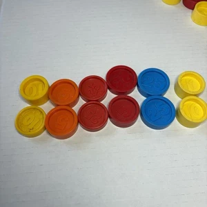 10 Vintage Münzen Token für Fisher-Price Registrierkasse rot blau gelb orange 3 - Bild 1 von 3