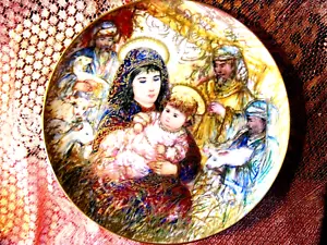 "Plato original de coleccionistas de porcelana Edna Hibel ""La adoración de los pastores" - Imagen 1 de 5