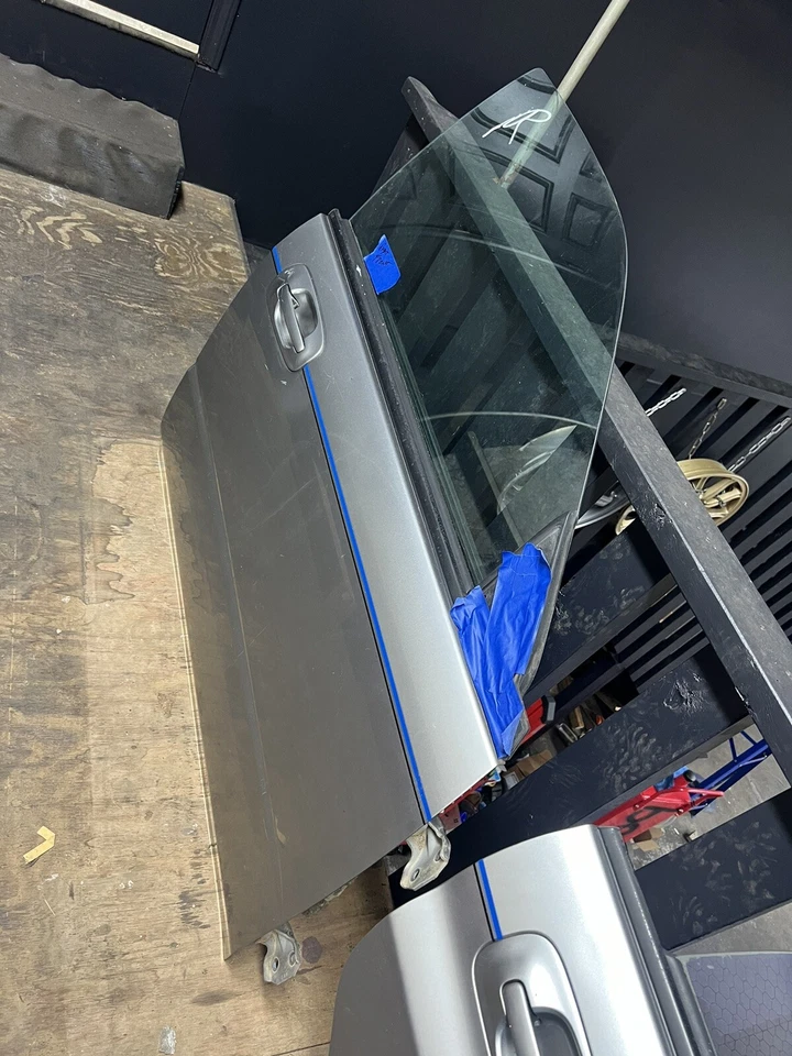 02-07 Conjunto de puerta delantera para pasajeros Subaru Impreza WRX y STI 2002-2007 Foto 1 de 4