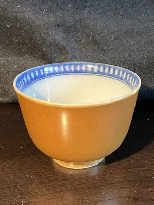 Taza china de porcelana marrón esmaltada y azul. Foto 1 de 4