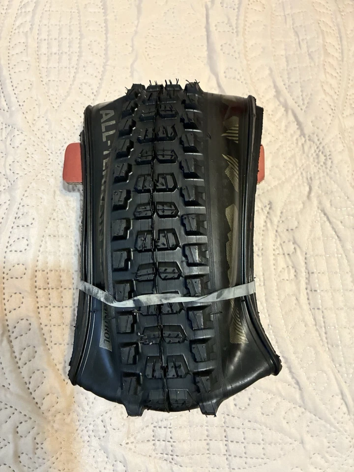 Pneu de mountain bike controle semi liso E Thirteen 27,5x2,4 sem câmara - Imagem 1 de 2