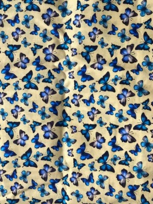 Tela de edredón amarilla de 4 yardas con pequeñas mariposas azules Foto 1 de 4