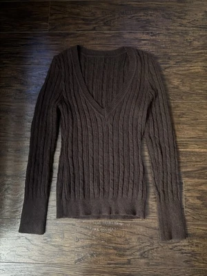 Suéter ajustado tejido con cable cuello en V Foto 1 de 2