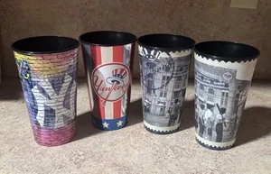Lotto di 4 NEW YORK YANKEES 32 oz. Bicchieri birra plastica souvenir Yankee Stadium - Foto 1 di 3