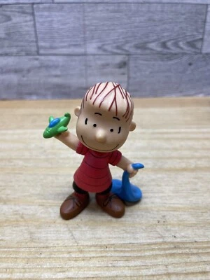 Figura de juguete de PVC Peanuts Linus con manta Just Play 3" adorno de pastel Foto 1 de 4