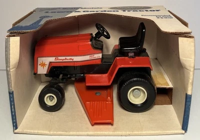 Scale Models 1/16 Simplicity 20HP Lawn & Garden Tractor 1st Ed (B216) - Image 1 of 4