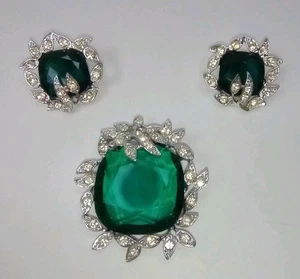 Signed Sarah Coventry Holiday Ice Emerald Green Stone Earrings and Brooch set - Picture 1 of 8