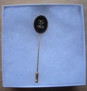 Vintage Anstecknadel oder Hutnadel Schriftzug goldfarben Buchstabe "L" mit schwarzem Hintergrund - Bild 1 von 4