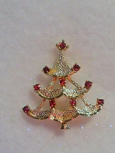TINY RED CHRISTMAS TREE CRYSTAL BROOCH MADE IN CZECH - Picture 1 of 1