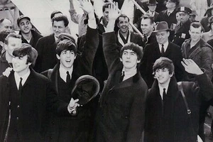 Beatles am JFK Flughafen Paul McCartney John Lennon George Harrison Ringo Postkarte - Bild 1 von 2