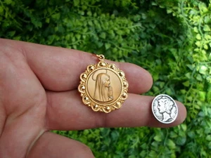 Large vintage gold tone - MARY PRAYING - round scalloped edge - religious MEDAL  - Picture 1 of 3