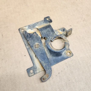 Soporte receptor hembra superior montaje placa pestillo capó izquierdo corvette 70-76 C3 USADO - Imagen 1 de 4