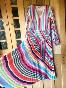 Nuevo con etiquetas Vestido Boden Midi Plisado Cuello en V Talla 14 R, Varigado Multi Rayas - Imagen 1 de 6
