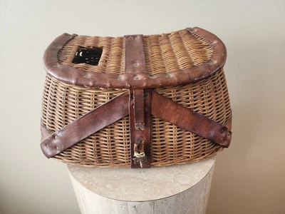 Cesta de pesca vintage de mimbre y cuero creel Foto 1 de 4