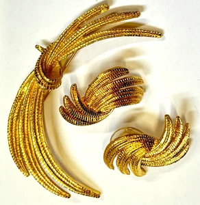 MONET Signed Vintage Gold Tone Pierced Earrings & Brooch #110 - Picture 1 of 5