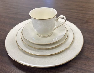 Lenox Courtyard Gold 5 pezzi posto avorio bianco motivo fantasma bordo oro - Foto 1 di 12