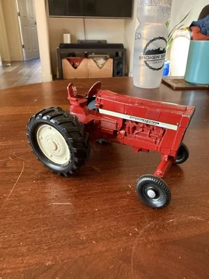 Trator Ertl Red International Harvester IH vintage colecionável - Imagem 1 de 4